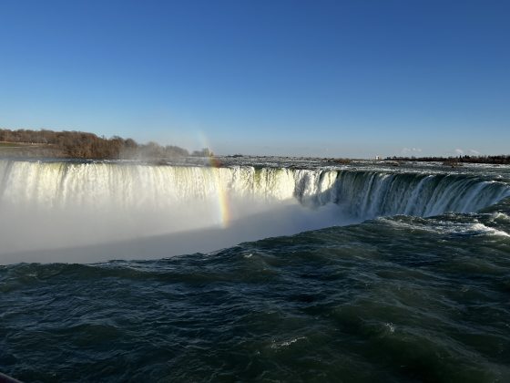 A view of a waterfall shaped like horseshoe. 